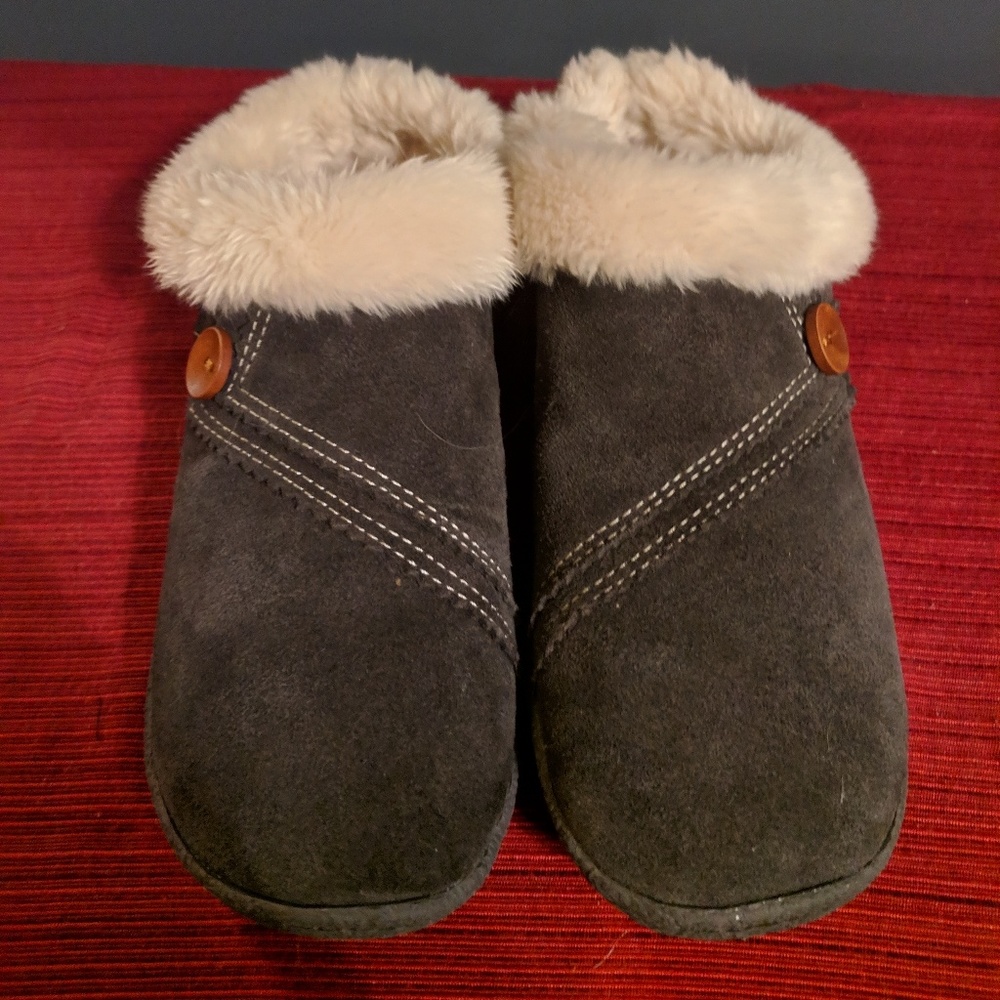 Gray Clarks Size 9 Slippers
